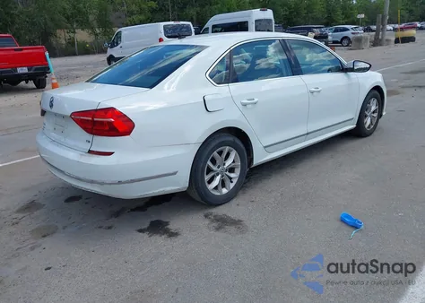 2016 Volkswagen Passat 1.8T S z USA, uszkodzony, nr VIN 1VWAT7A36GC062327